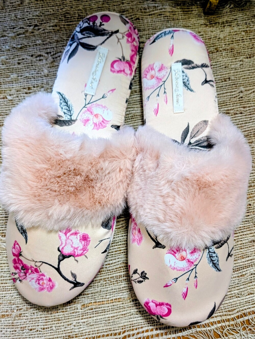 VICTORIA'S SECRET Signature Satin Slipper size large NEW